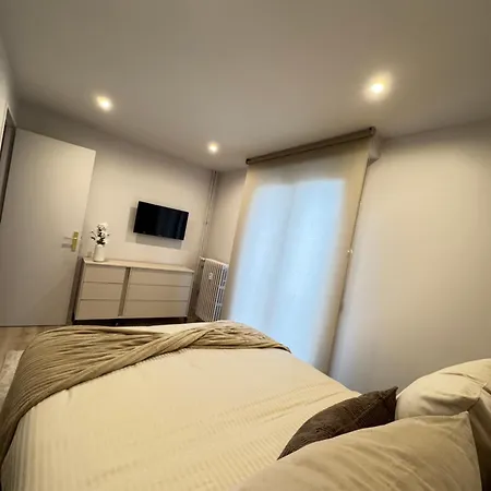Elegant Avec Jacuzzi Apartamento *